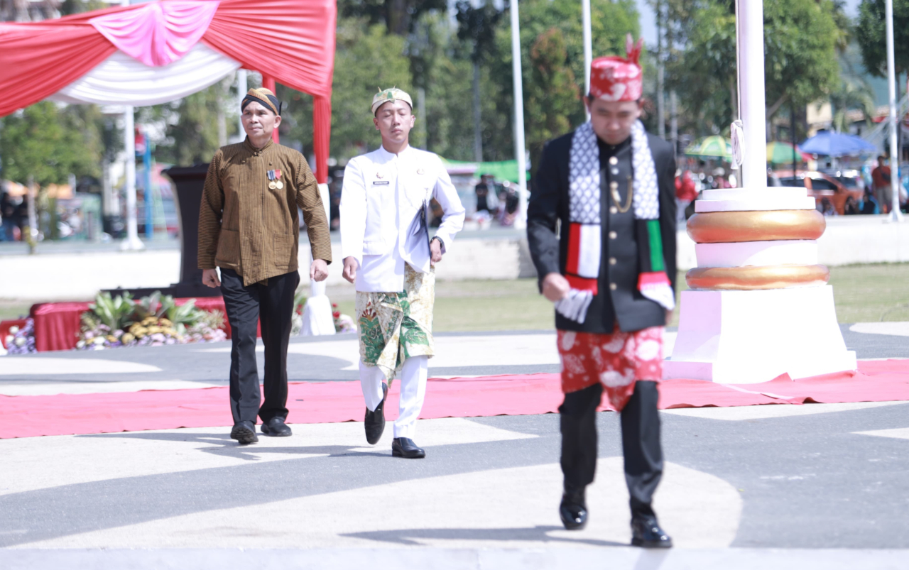 Kenakan Selendang Palestina, Gus Bupati Beri Pesan Damai saat Upacara HUT RI ke-80