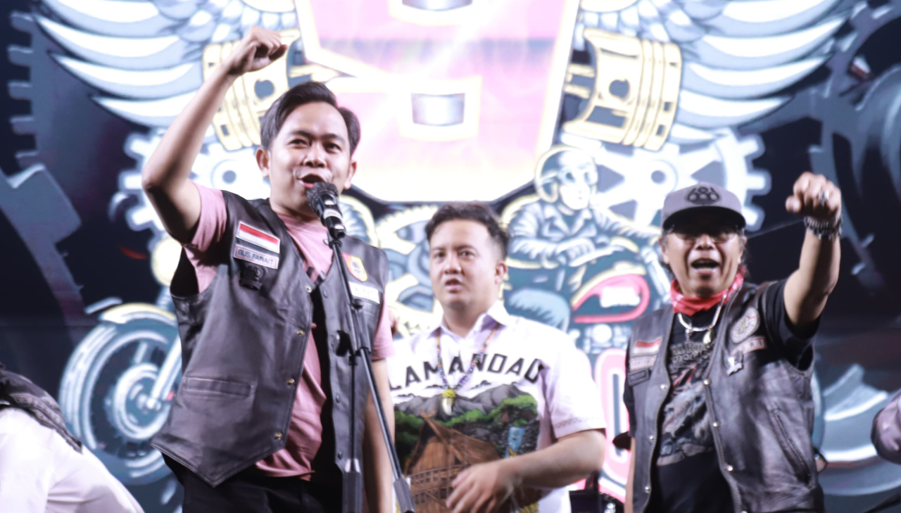Gus Bupati Fawait memberi sambutan dihadapan ratusan biker. foto: kominfojember for ayojatim