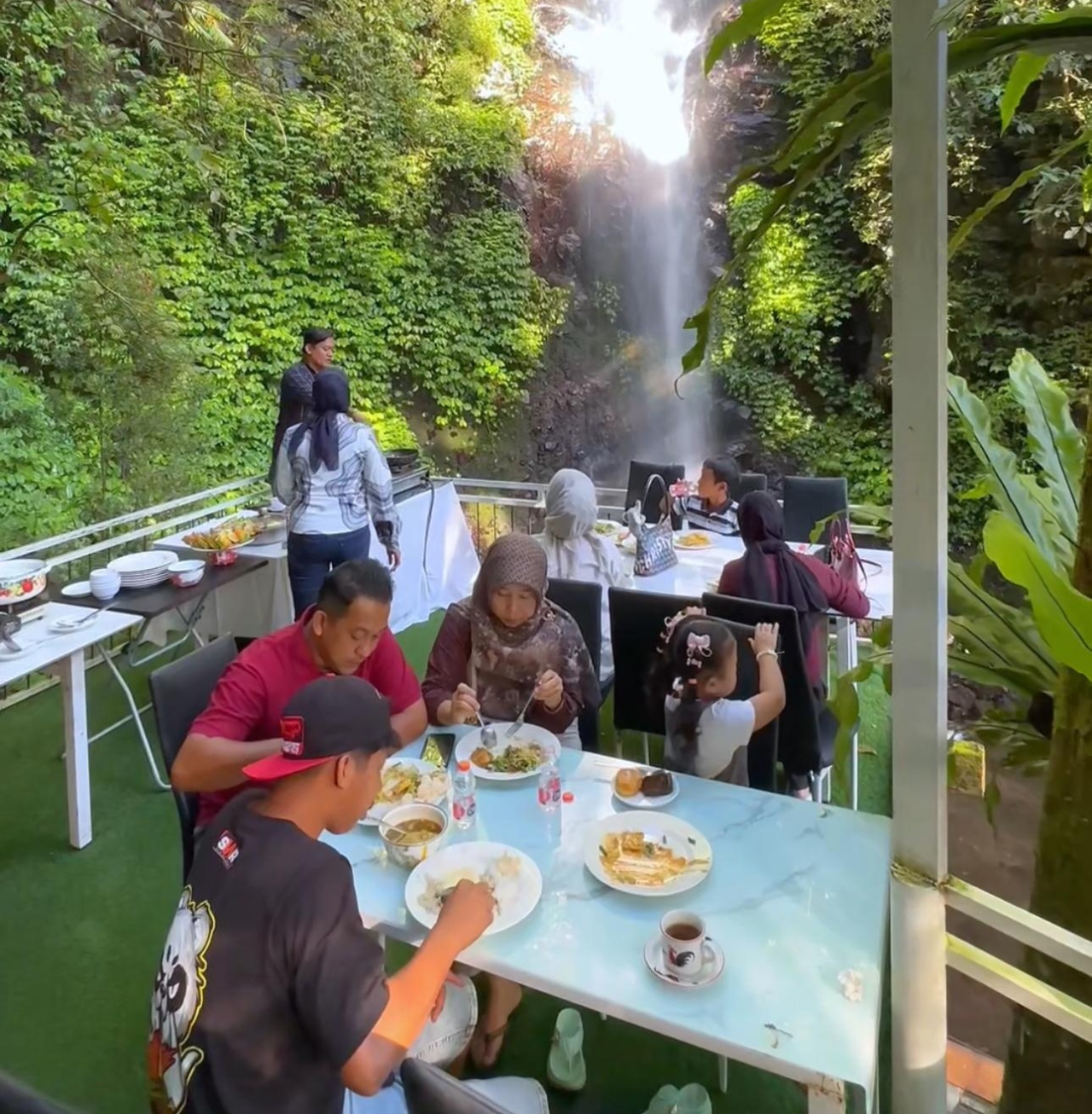 Sarapan di depan Air Terjun, Jungle Cafe Waterfall Trawas