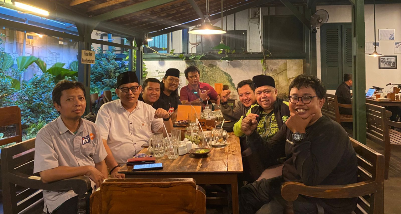 Silaturahmi dan diskusi pengurus Forkom Jurnalis Nahdliyin bersama Kang Irwan, Ketua DPW PKS Jatim periode 2020-2025. foto: istimewa/FJN.