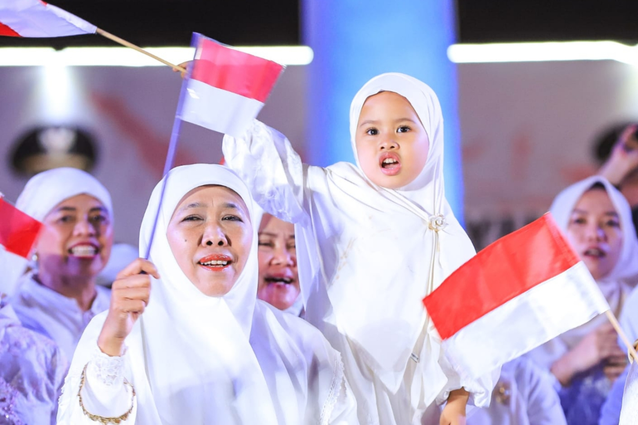 Gubernur Khofifah dan Aila Bersama Ribuan Masyarakat Jatim Larut Dalam Tasyakuran 80 Tahun Kemerdekaan RI