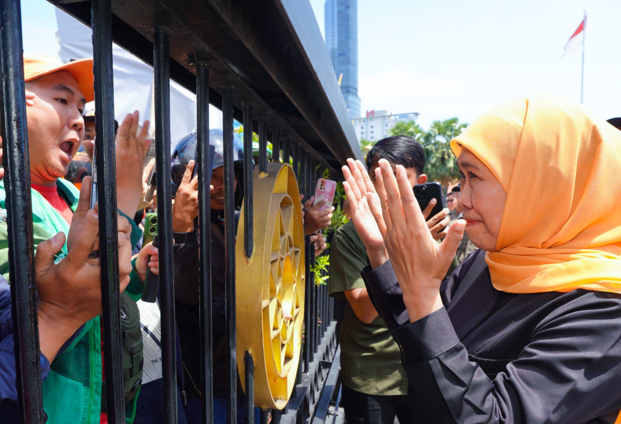 Masyarakat Temui Gubernur Khofifah di Gedung Negara Grahadi, Doakan Kuat Memimpin Jawa Timur