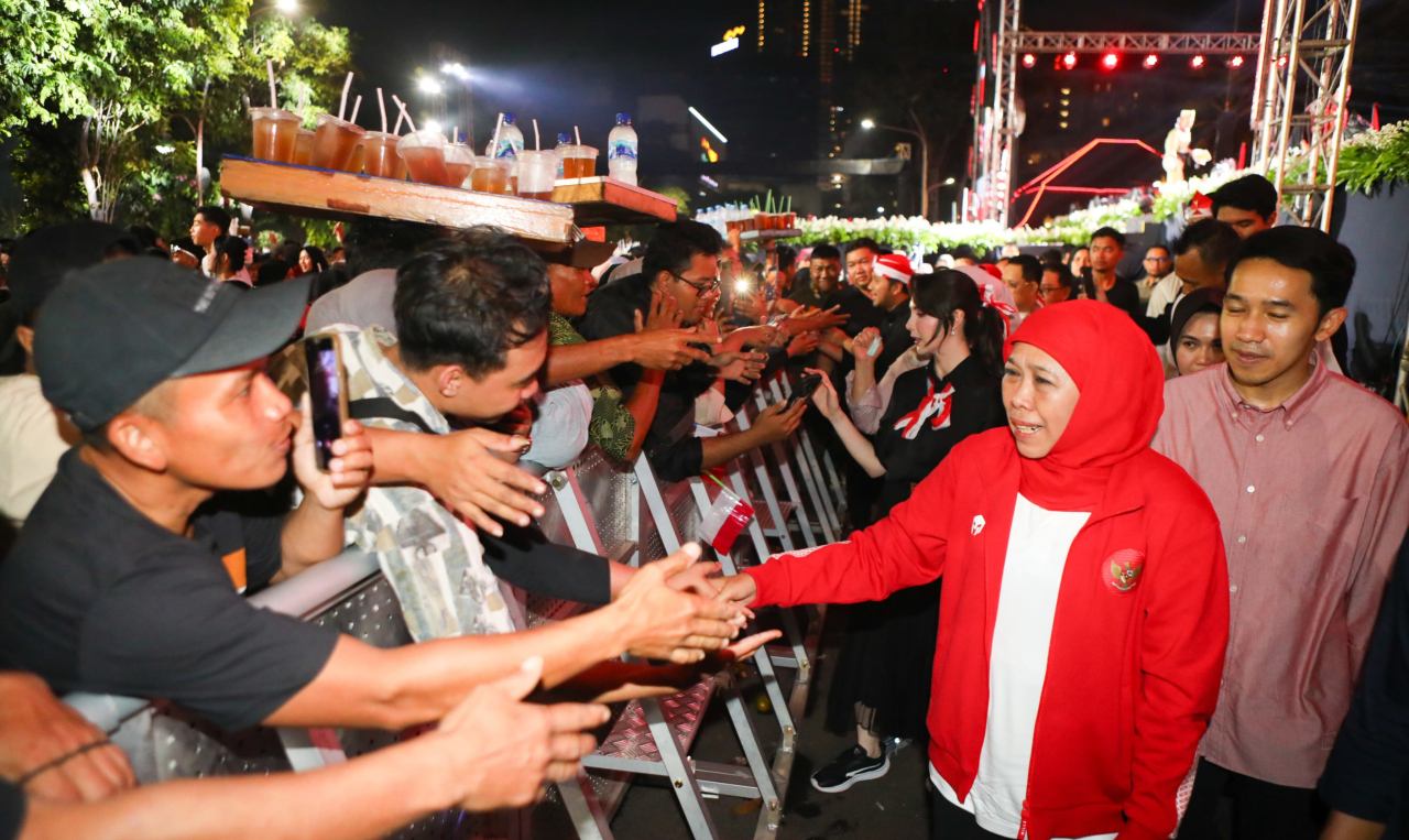 Gubernur Khofifah menyapa masyarakat Jawa Timur saat pesta rakyat HUT ke-80 Kemerdekaan RI di depan Gedung Negara Grahadi, Surabaya. foto: KIP for ayojatim.