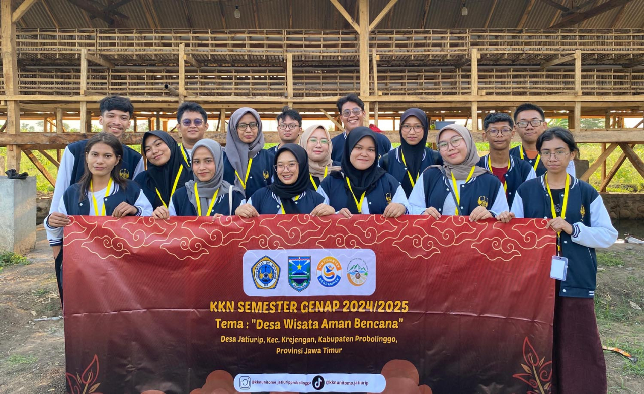 KKN Unitomo melakukan budidaya lele sebagai bentuk nyata kontribusi mahasiswa dalam mendorong kemandirian ekonomi desa. Foto/Ayojatim.com