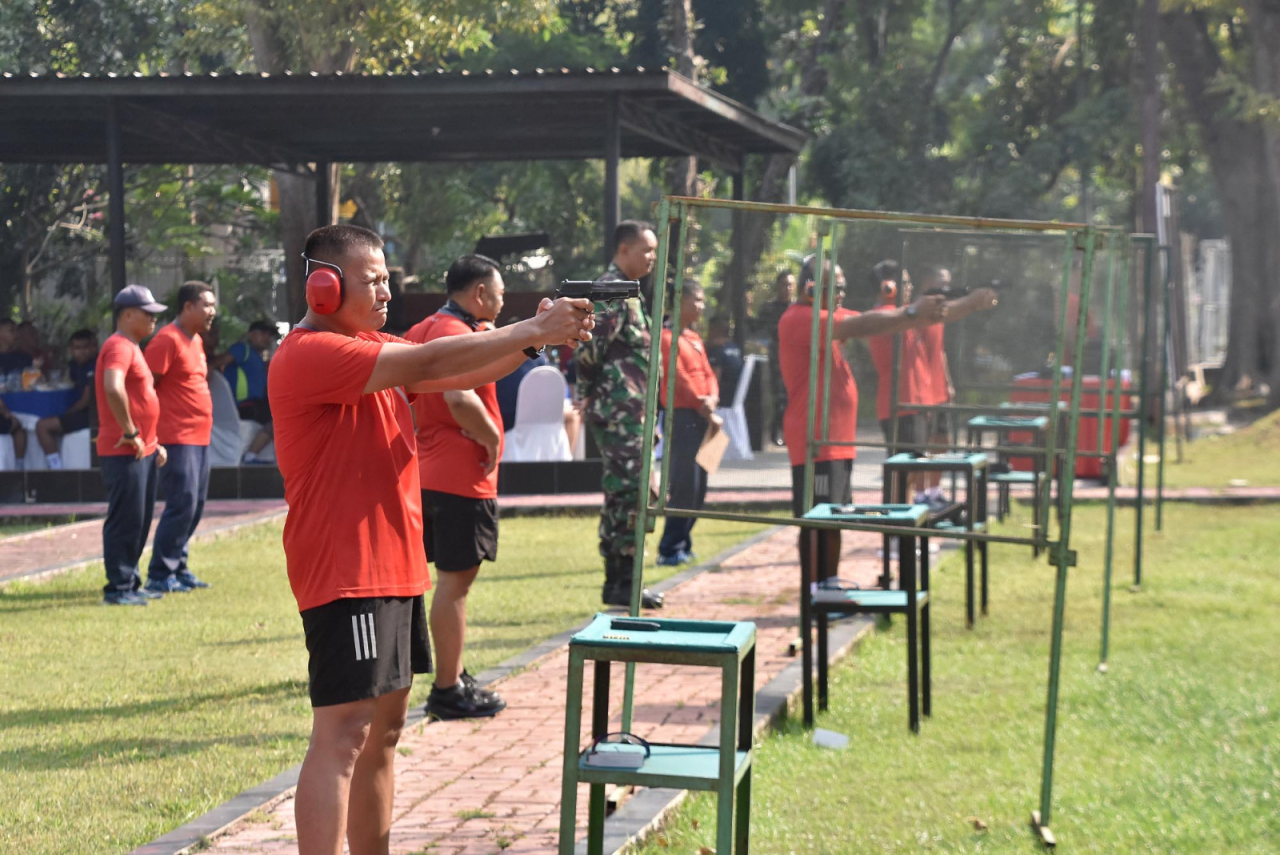 Tingkatkan Profesionalisme, Perwira Brigif 2 Marinir Laksanakan Menembak Pistol