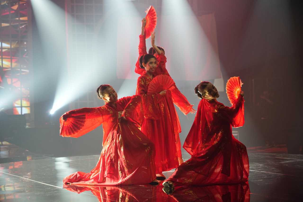 Aksi teatrikal yang menampilkan tarian ala Dinasti Qing di Legacy Ballroom Surabaya, Sabtu (23/8/2025). Foto: Ayojatim