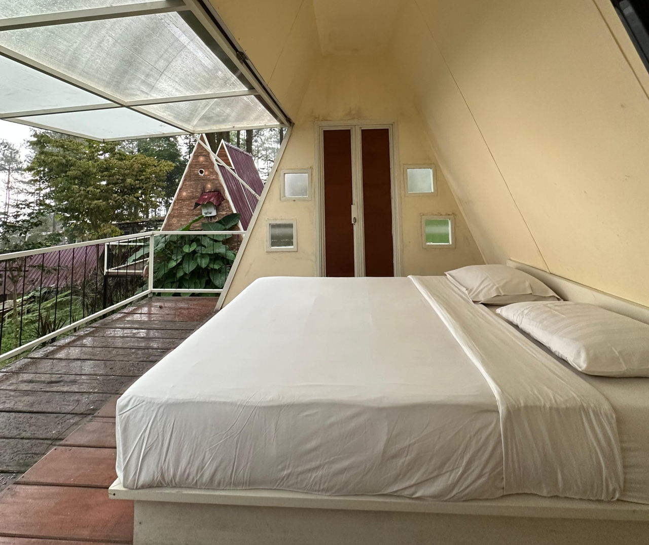 Kamar di Locca Lodge Trawas.