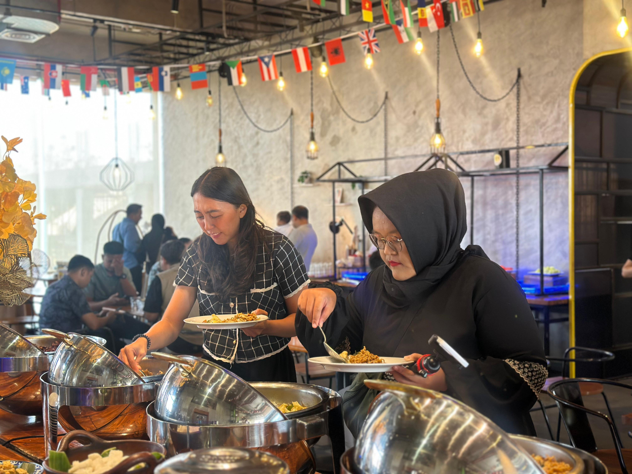 Yellow Hotel Jemursari, Luncurkan kembali“Lunch Attack: Around the World”. Foto: Ayojatim