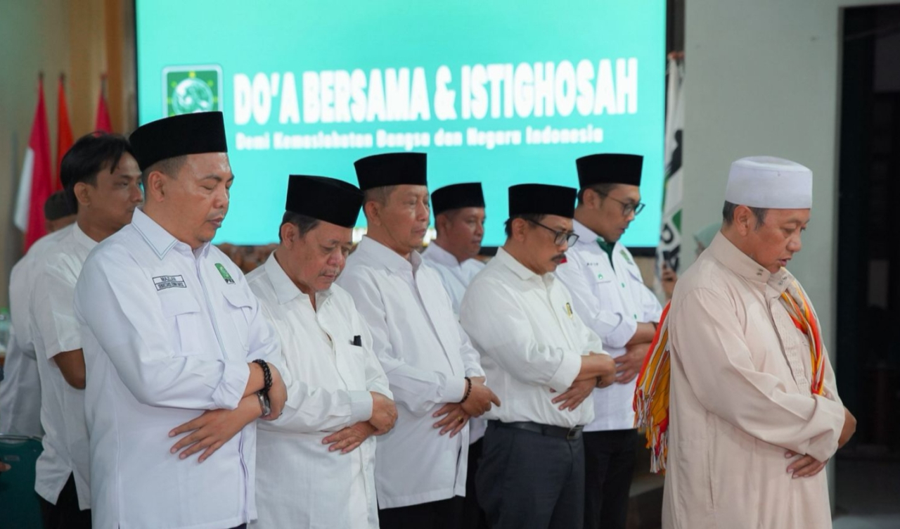 Salat Ghaib dipimpin langsung oleh Ketua Dewan Syuro DPC PKB Kota Surabaya KH. Mas Yusuf Muhajir. foto: PKB Surabaya for ayojatim