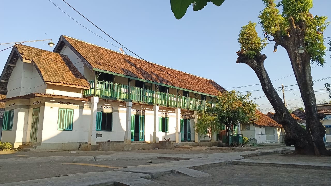 Pohon Sawo Bersejarah masih kokoh berdiri di halaman Pondok Pesantren Canga'an, Bangil, Pasuruan. Foto: Ali Masduki/FJN