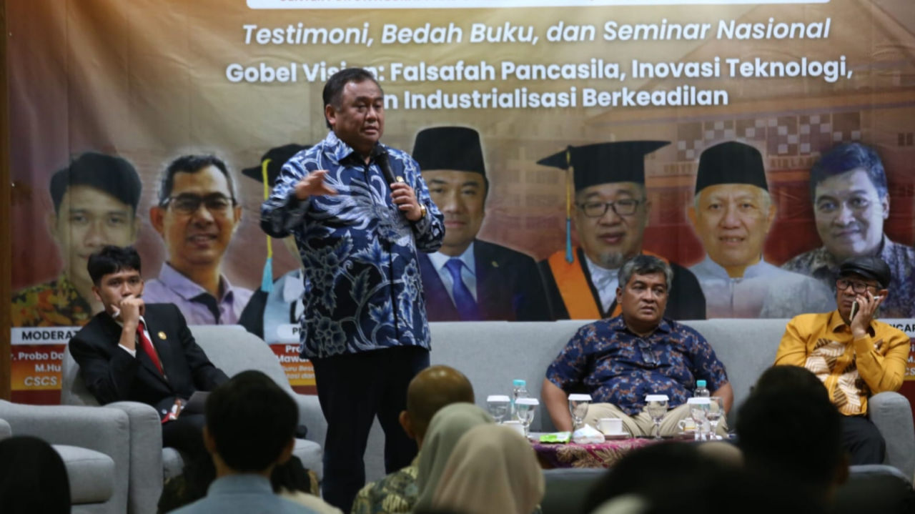 Anggota DPR RI, Rachmat Gobel menjadi pembicara kunci dalam bedah buku di kampus FISIP Unair, Surabaya. foto: Ali Masduki/ayojatim.