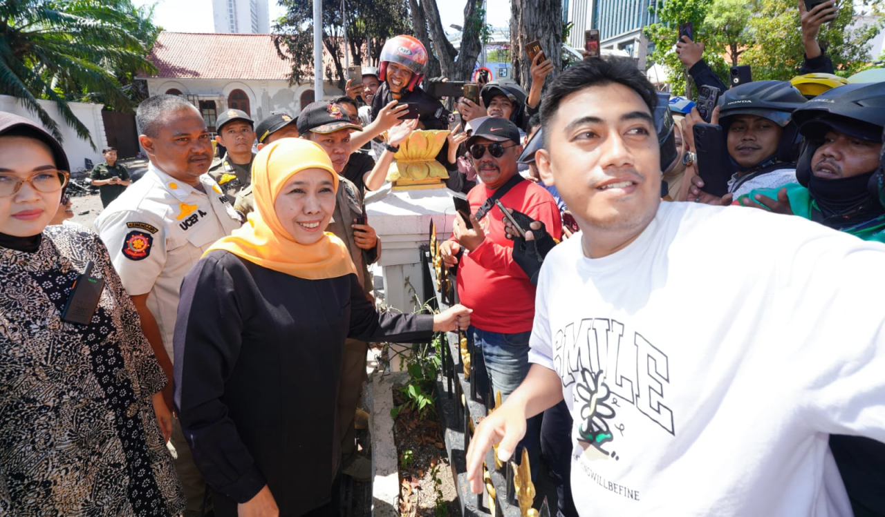 Gubernur Khofifah menyapa masyarakat Jatim yang datang ke Gedung Negara Grahadi untuk memberi dukungan moral kepada dirinya. foto: KIP for ayojatim.