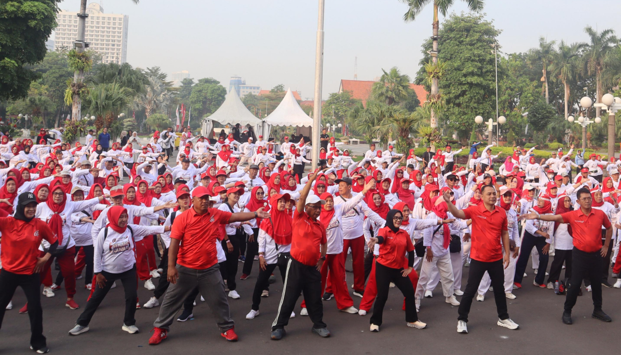 Wali Kota Eri Cahyadi bersama istri berbaur mengikuti senam lansia massal yang diselenggarakan Bank Jatim di halaman Balai Kota Surabaya. foto: bankjatim for ayojatim.