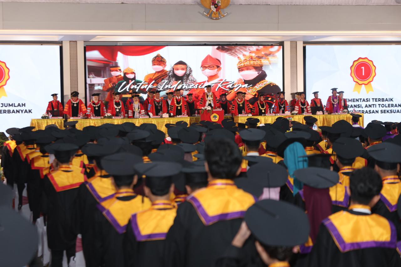 Penuh Haru Untag Surabaya Kukuhkan 1.654 Wisudawan dalam Wisuda ke-13. Satu Mahasiswa Lulus in Absentia