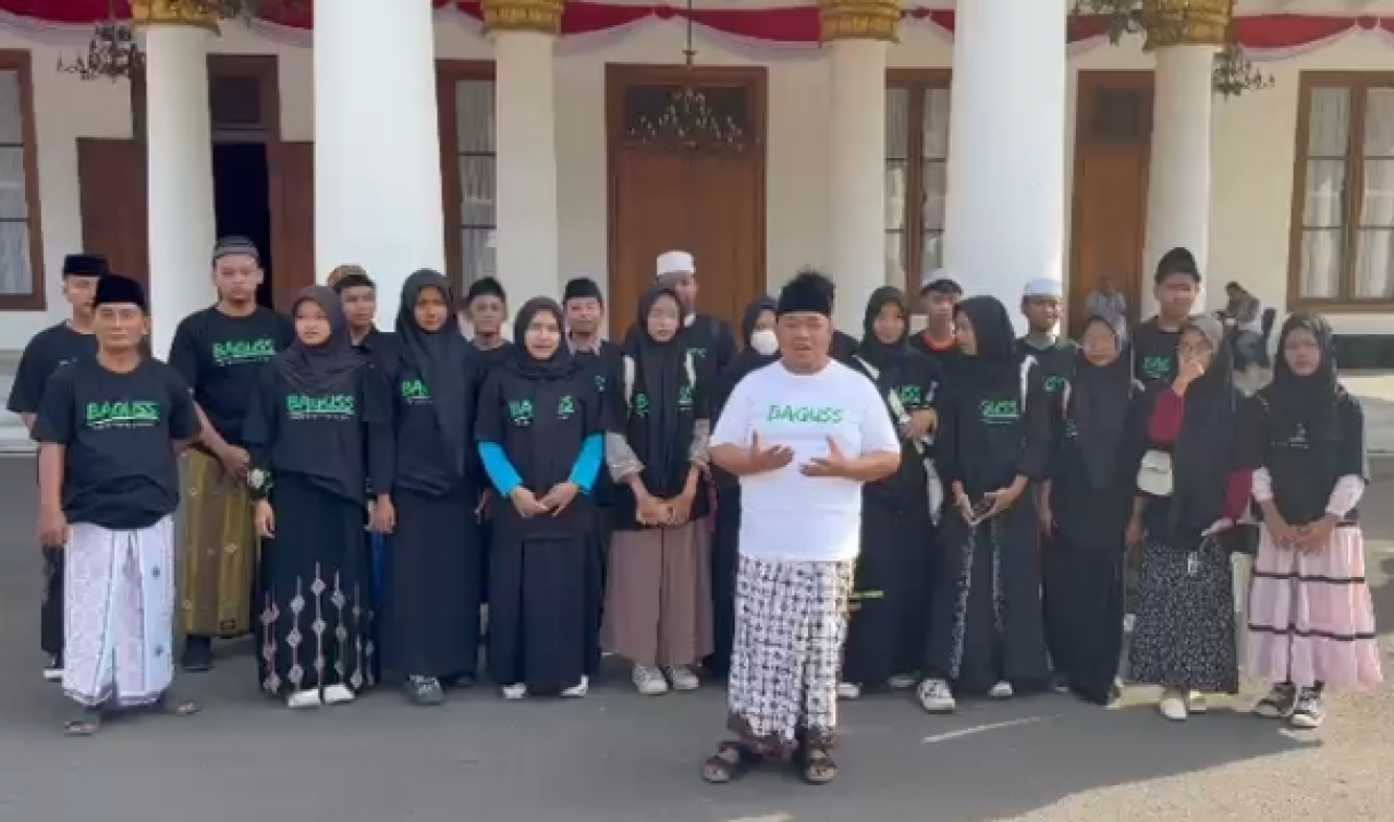 Gus Yusuf Sekjen Baguss memimpin ratusan santri resik-resik Gedung Negara Grahadi pasca mengalami sasaran pembakaran. foto: ayojatim.