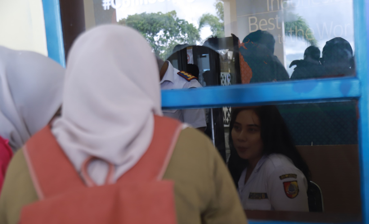 Pembelian tiket secara offline di Bandara Notohadinegoro Jember. foto: Diskominfo for ayojatim.