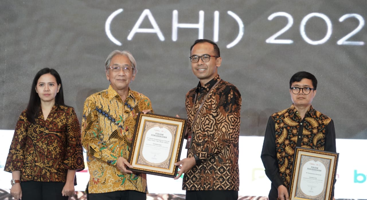 Assistant Vice President Komunikasi Korporat Bank Jatim Mi’roj Subhanto menerima Anugerah Humas Indonesia 2025. foto: bankjatim for ayojatim.