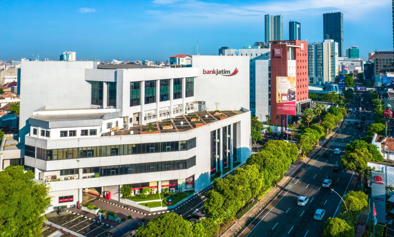 Kantor Pusat Bank Jatim di Jalan Basuki Rahmat, Surabaya. foto: bankjatim for ayojatim.