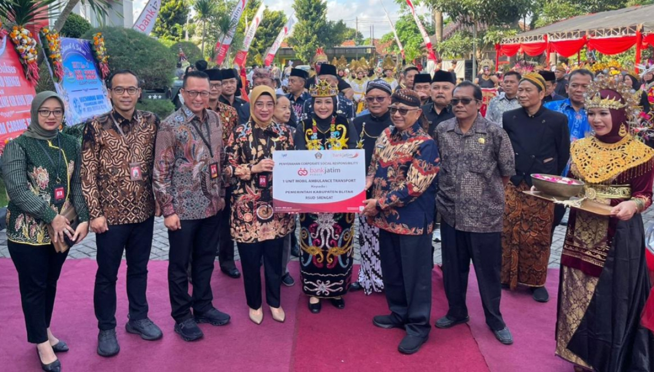 Penyerahan CSR secara simbolis oleh Pimpinan Bank Jatim Cabang Blitar, Five Seodisa Adha didampingi AVP Komunikasi Korporat Mi’roj Subhanto kepada Bupati Blitar Rijanto. foto: bankjatim for ayojatim.