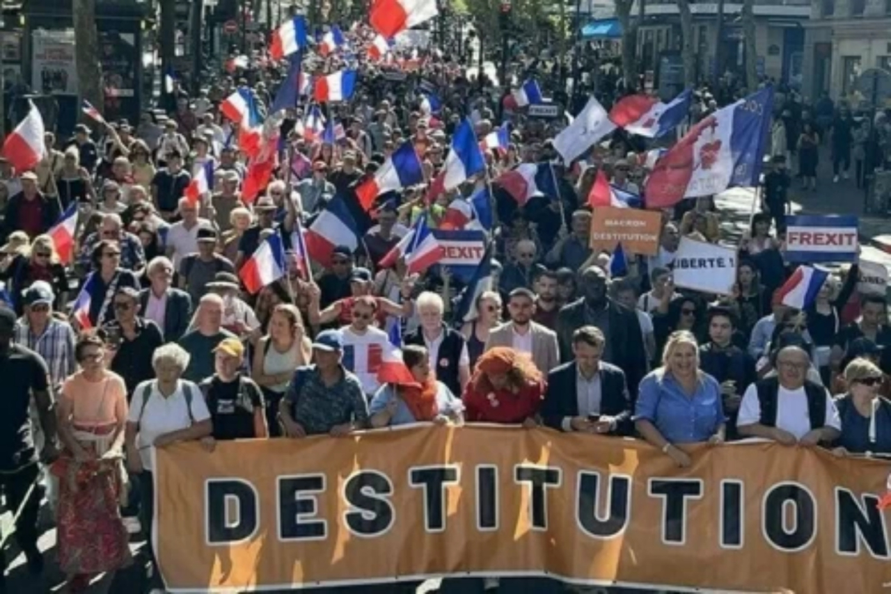 Demo besar guncang Prancis, tuntut Presiden Emmanuel Macron mengundurkan diri. Foto/Florian Philippot via Russia Today