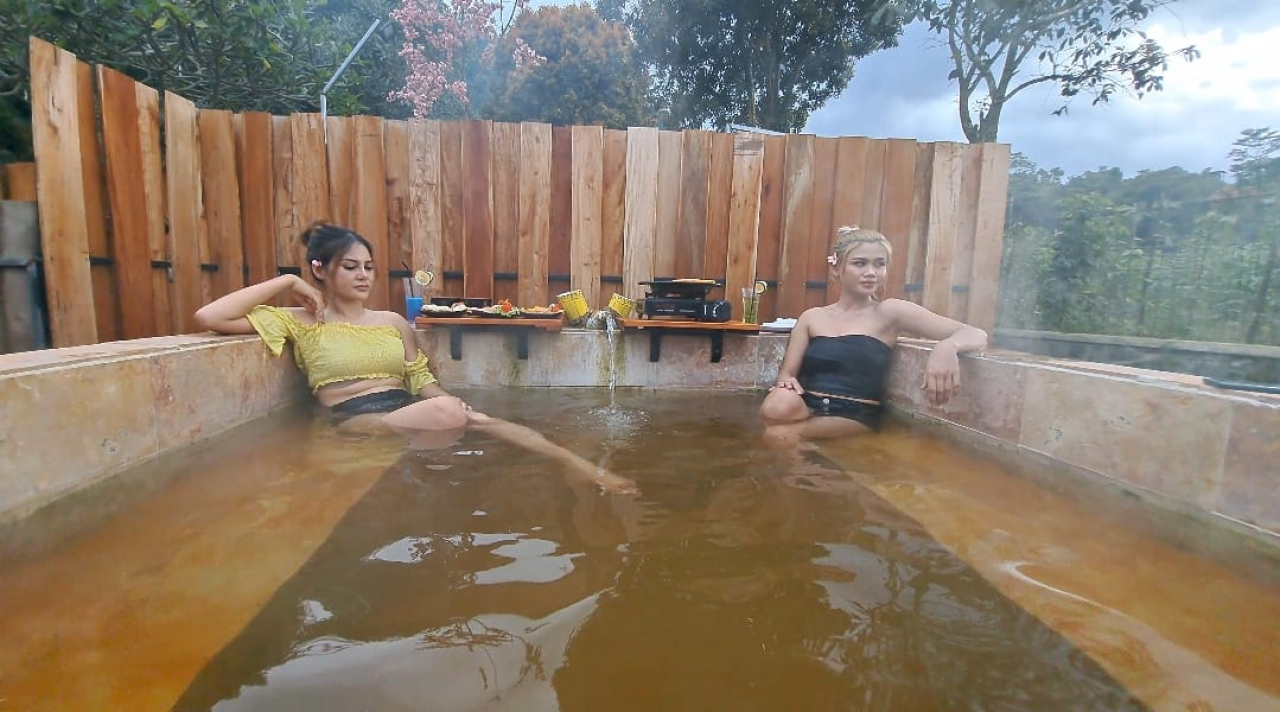 Pengunjung menikmati berendam air panas di Foresta Onsen Pacet. Foto: Dok-Jungle Hospitality Management