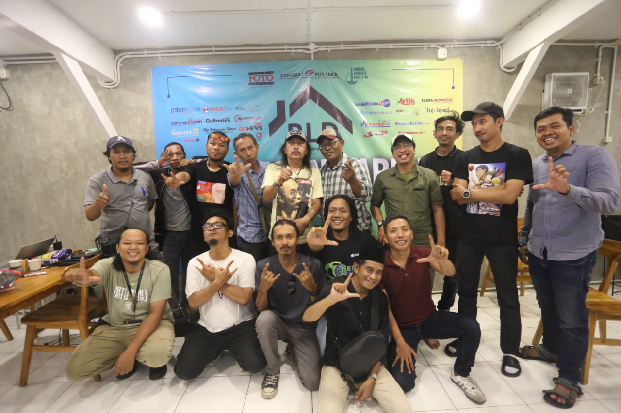 Foto bersama peserta diskusi