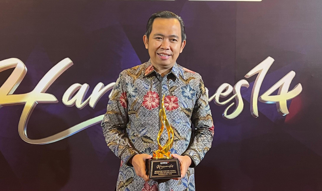 Gus Fawait menerima penghargaan dari Kompas TV atas kepeduliannya pada sektor pendidikan dan kesehatan. foto: diskominfo for ayojatim