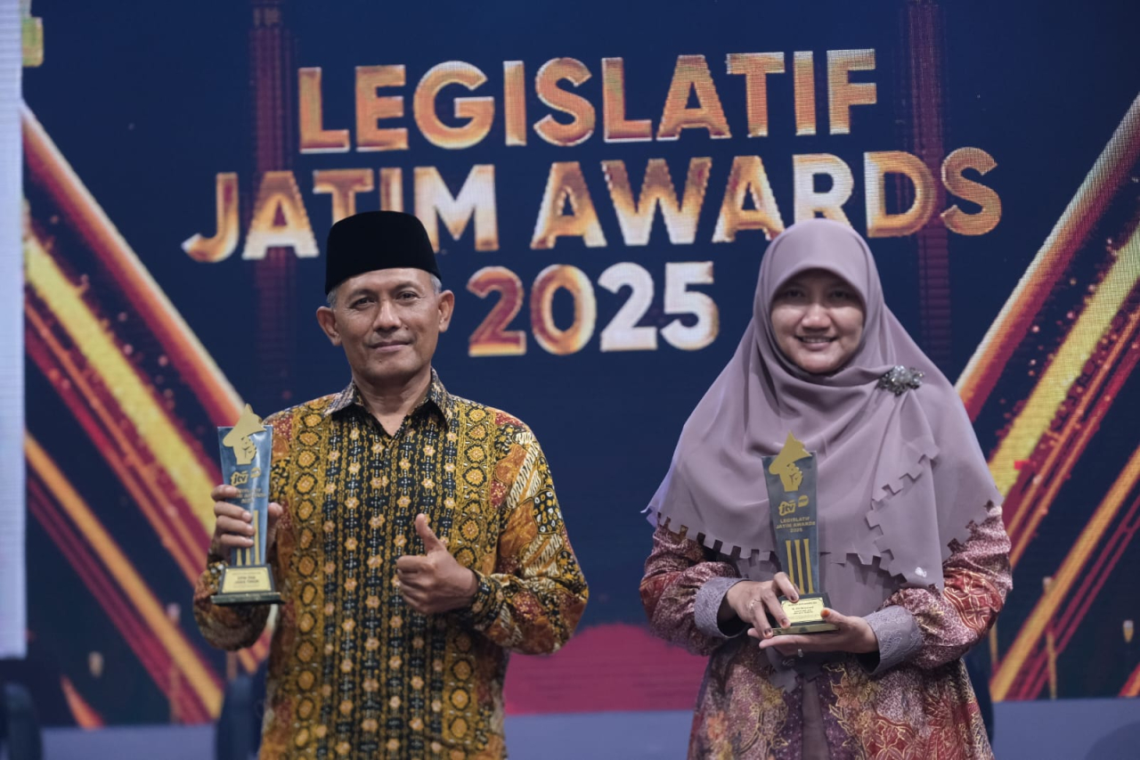 Ketua DPW PKS Jatim, Bagus Prasetia Lelana dan Ketua Fraksi PKS DPRD Jatim, Lilik Hendarwati menerima penghargaan Legislatif Jatim Awards 2025. foto: PKS Jatim for ayojatim.