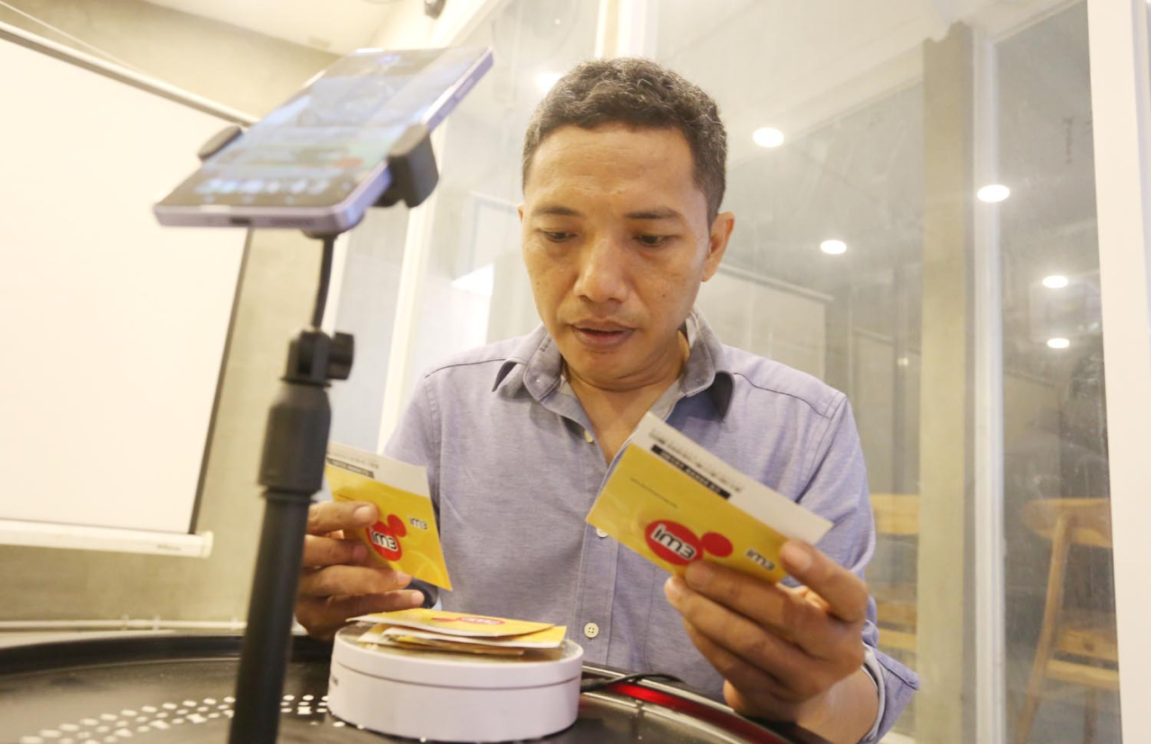 Isnan Effendi memperagakan live TikTok di Rumah Literasi Digital (RLD), Jl Kaca Piring 6 Surabaya, Rabu (24/9/2025). Foto: Ali Masduki/Ayojatim