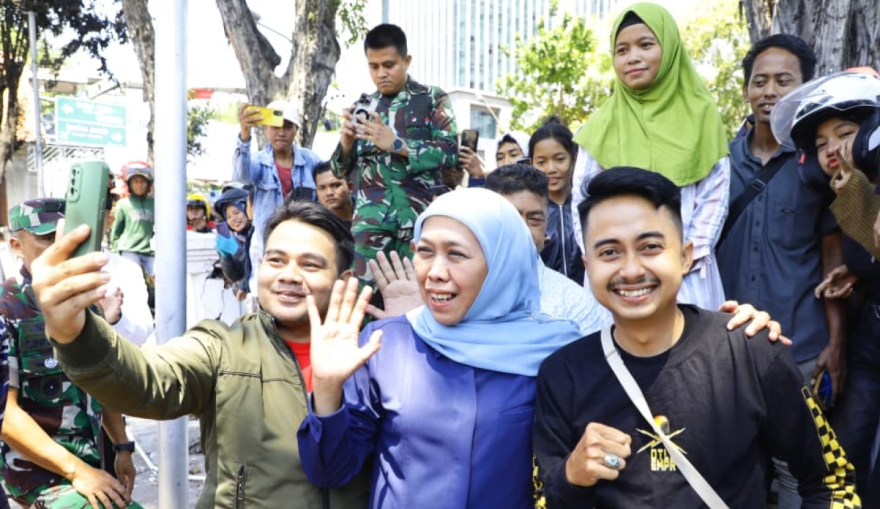 Gubernur Khofifah menyapa masyarakat yang bersimpati dan memberi dukungan moril pasca Gedung Grahadi dibakar massa. foto: KIP for ayojatim.