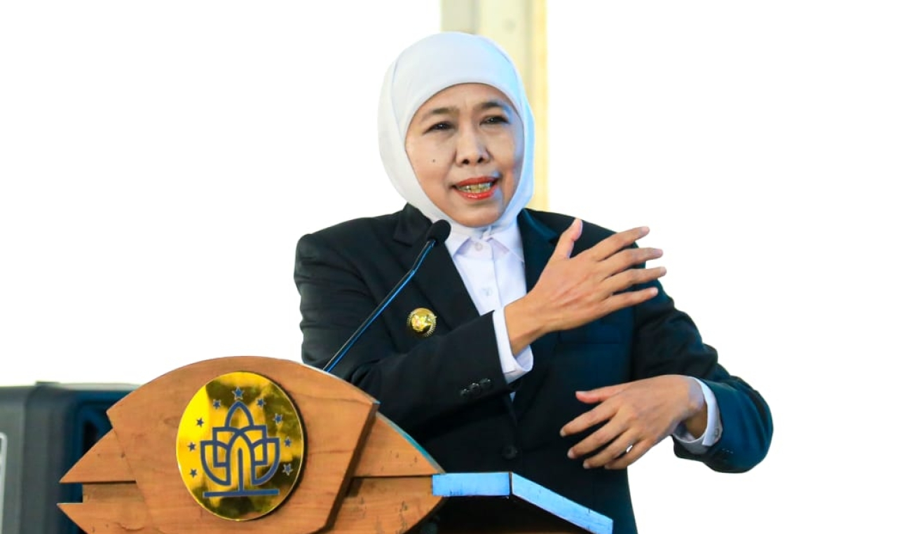 Gubernur Jawa Timur, Khofifah Indar Parawansa memberi sambutan dalam wisuda Universitas KH Abdul Chalim Mojokerto. foto: KIP for ayojatim.