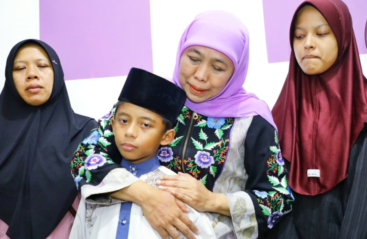 Gubernur Khofifah menghibur anak dari korban kecelakaan nakes di Probolinggo. foto: KIP for ayojatim.
