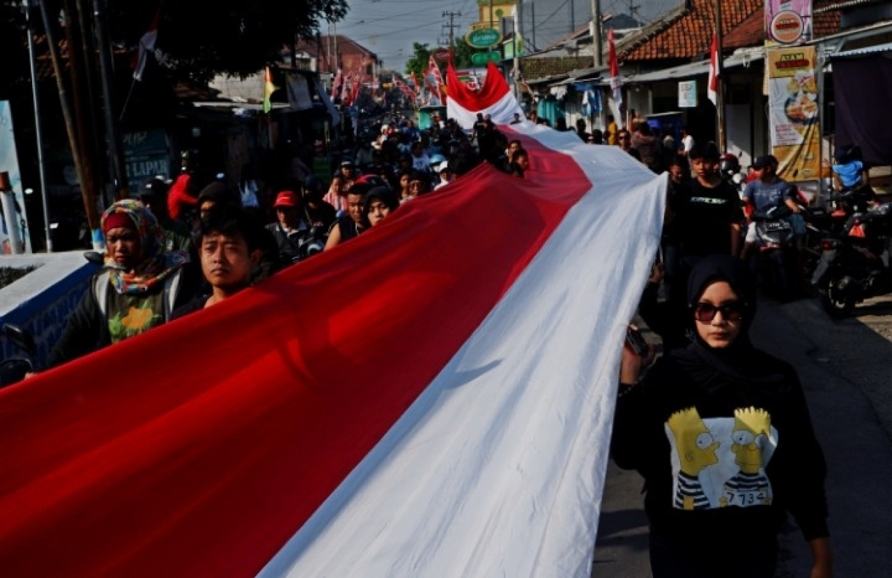 Warga mengikuti kirab bendera dengan antusias
