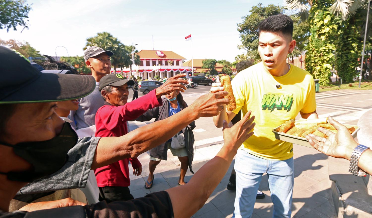Koko Kecap Borong Dagangan Asongan di Taman Apsari, Imbau Aksi Damai Pasca Insiden Grahadi
