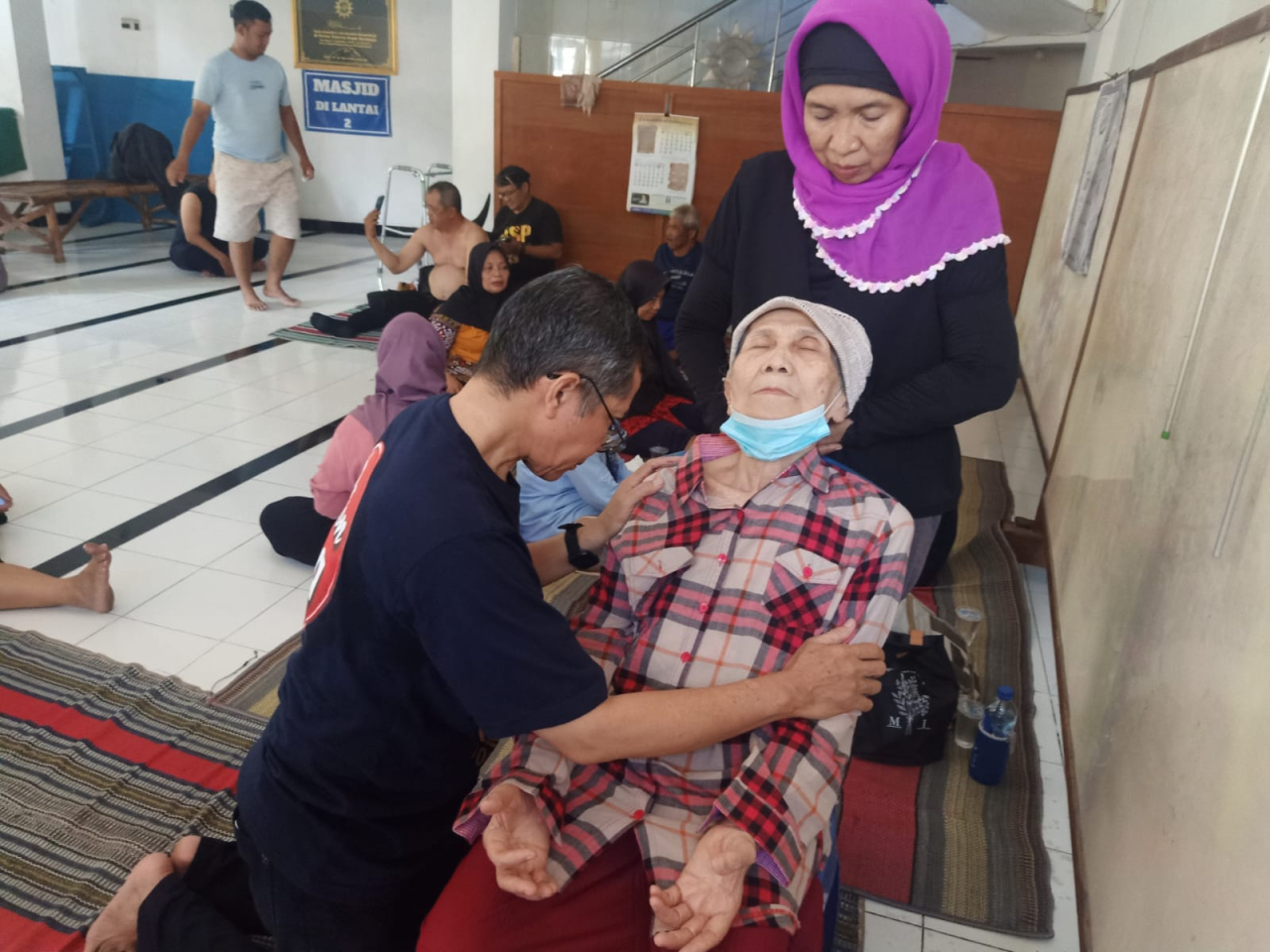 Salah seorang lansia sedang mendapatkan layanan terapi kesehatan gratis. Foto: Ayojatim
