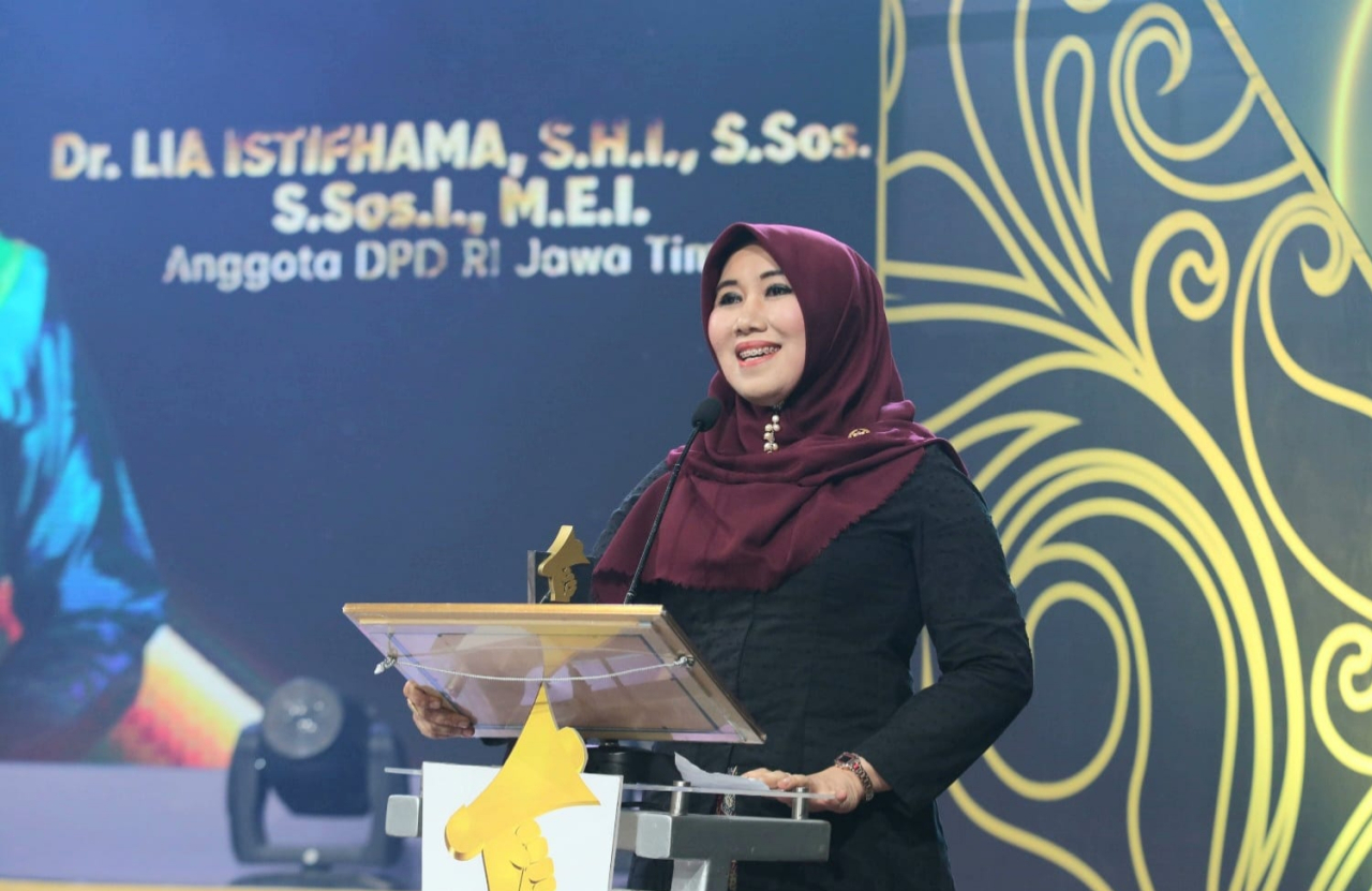 Dr. Lia Istifhama memberi sambutan usai menerima penghargaan Legislatif Jatim Awards 2025 dari JTV. foto: B59 for ayojatim.