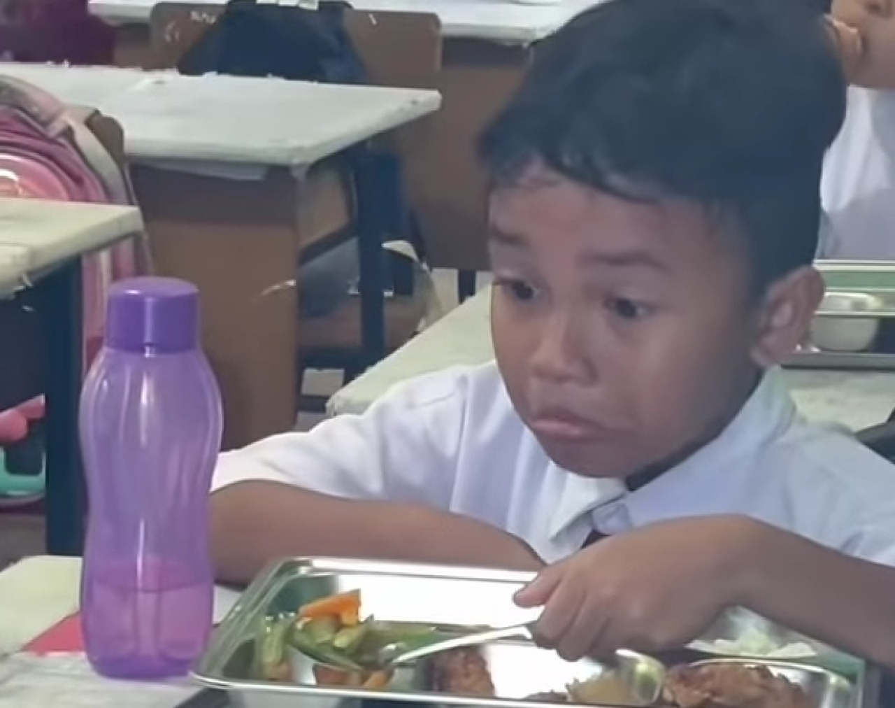 Seorang siswa sedang menikmati Makan Bergizi Gratis (MBG). Foto: Tangkapan layar akun instagram @lasmi.yaty.9