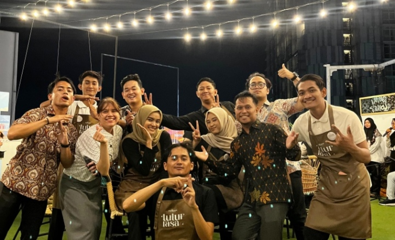 Foto bersama teman Tuli bersama tim Midtown Indonesia 