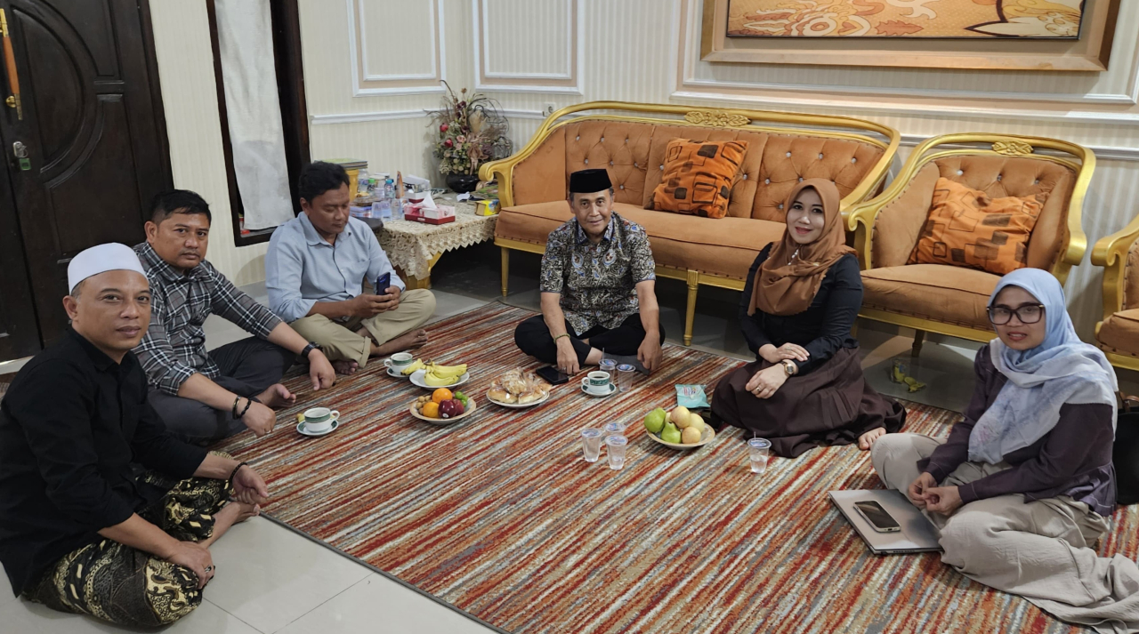 Dr. Lia Istifhama Anggota DPD RI Dapil Jawa Timur diskusi lesehan bersama Dirintelkam Polda Jatim, Kombes Nanang Juni Mawanto. foto: B59 for ayojatim.