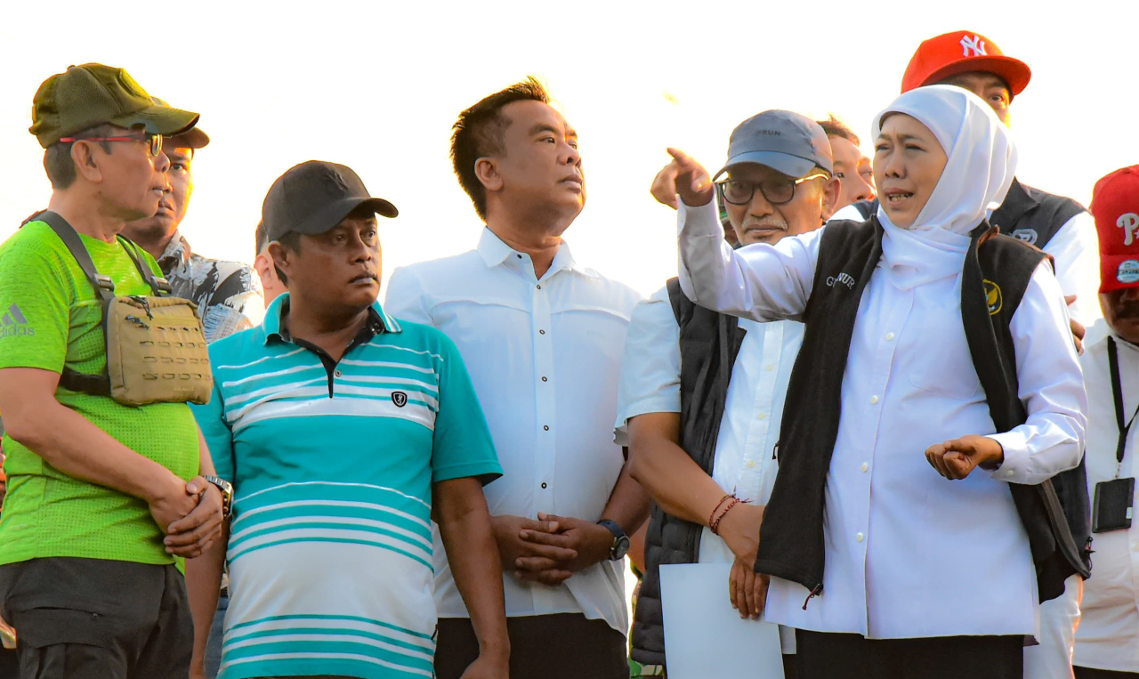 Gubernur Khofifah meninjau pemasangan bronjong di Sungai Selowogo, Desa Mlandingan Kulon, Kecamatan Mlandingan, Situbondo. foto: KIP for ayojatim.