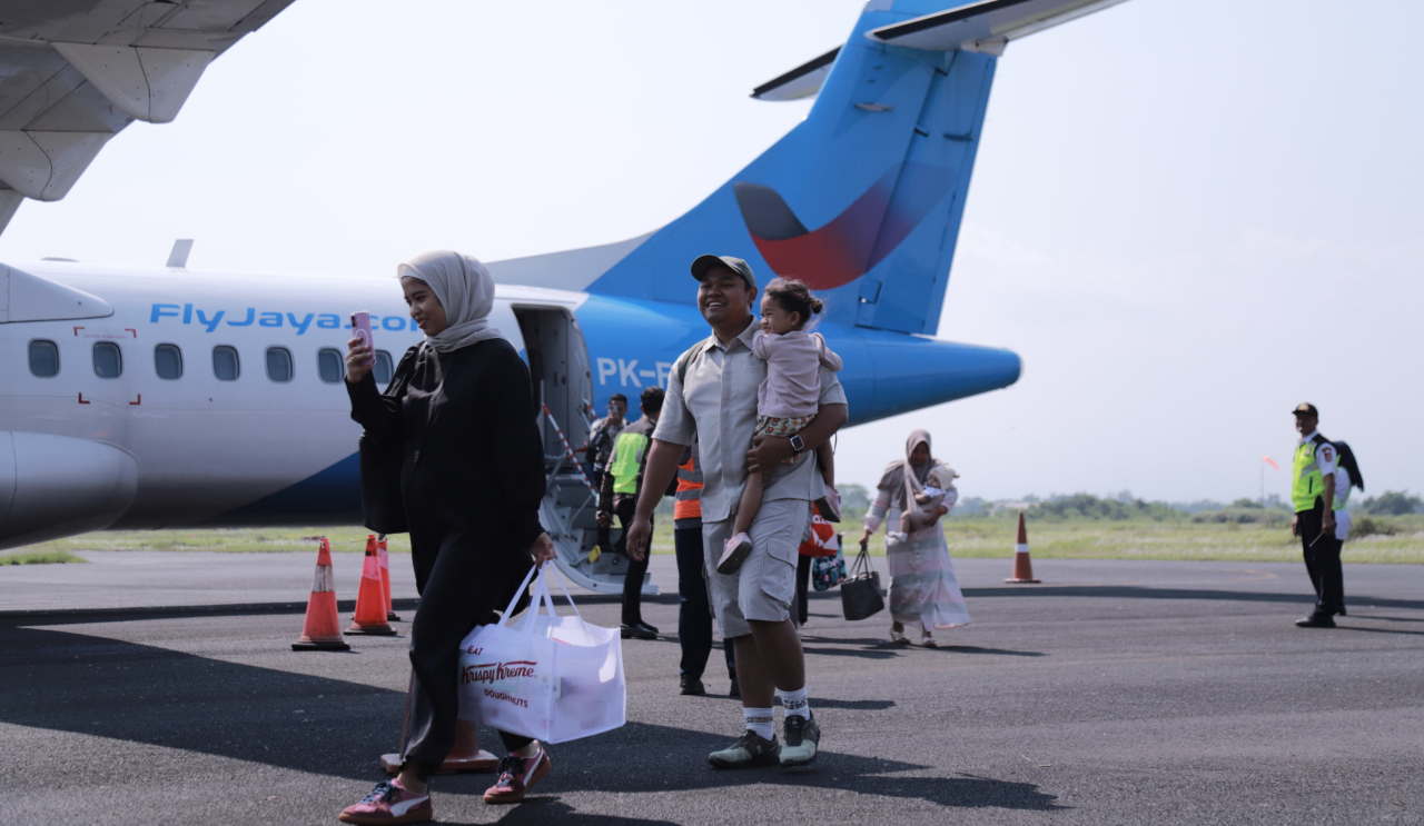 Excellent ! Penerbangan Perdana di Bandara Notohadinegoro Resmi Dilaksanakan, Gus Fawait: Ini Tools Entaskan Kemiskinan