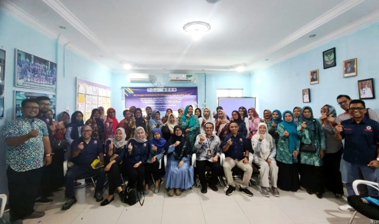 Tim Pengabdian Masyarakat Fakultas Farmasi UNAIR foto bersama peserta kegiatan. Foto/Ayojatim