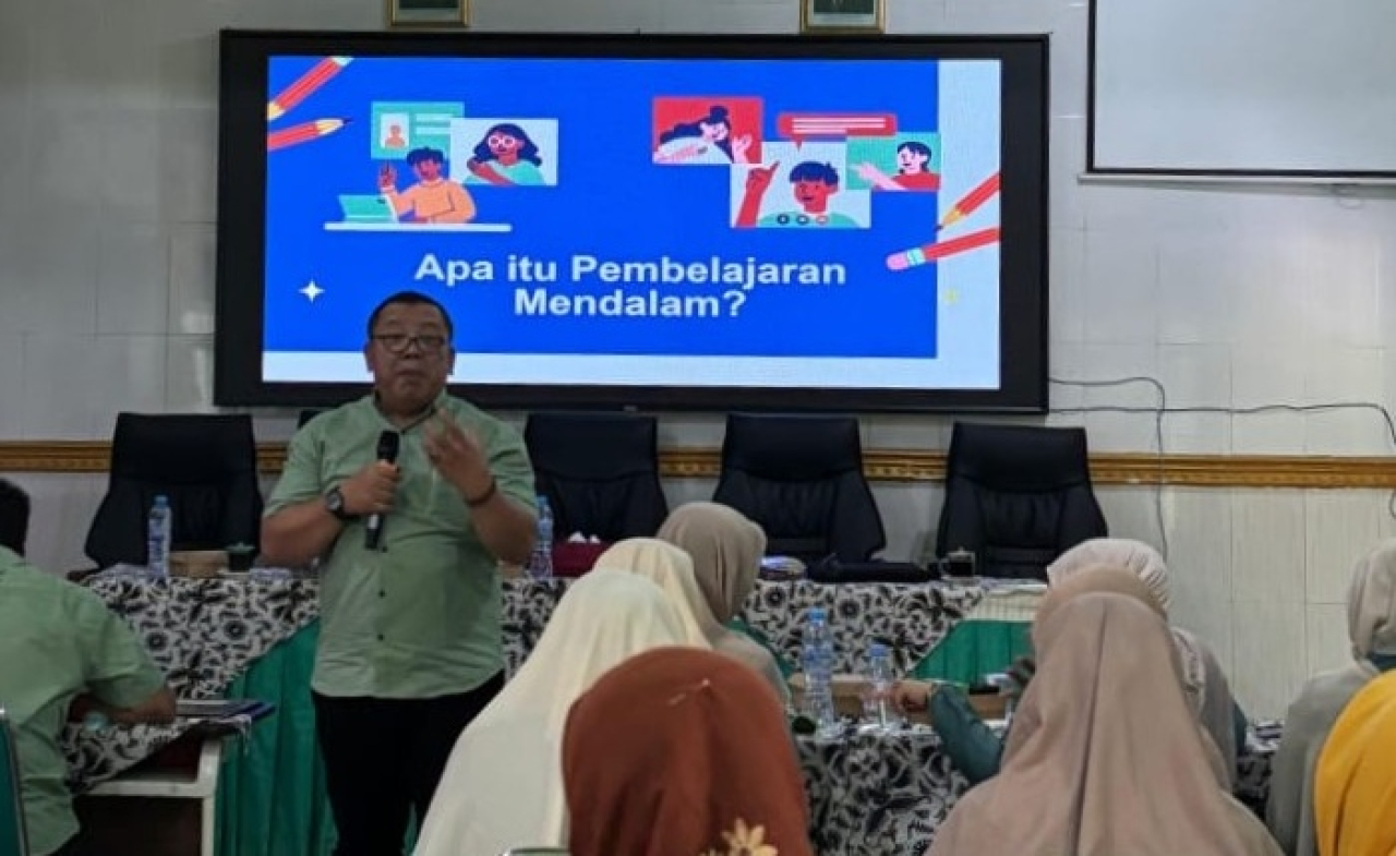 Tim pengabdian Unesa memberikan pemaparan dan pendampingan cara menyusun dan melaksanakan pembelajaran mendalam kepada guru IPA SMP/MTS di Tuban. Foto: Ayojatim