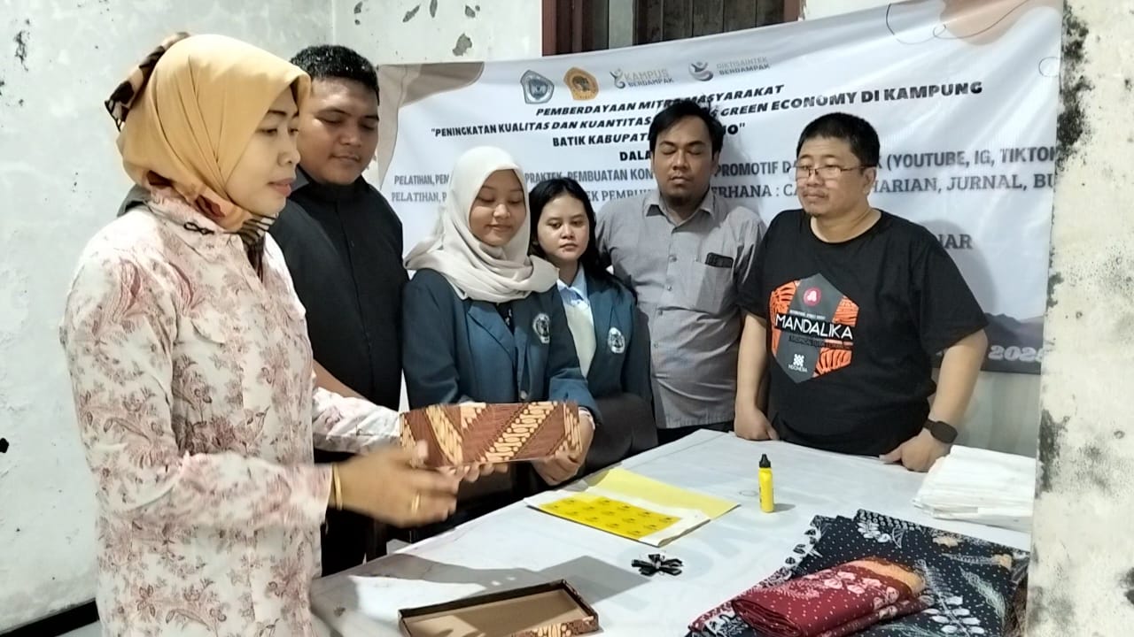 Pelatihan pembuatan Packaging untuk Produk IRT Batik Namiroh Sidoarjo. Foto: Humas Unitomo