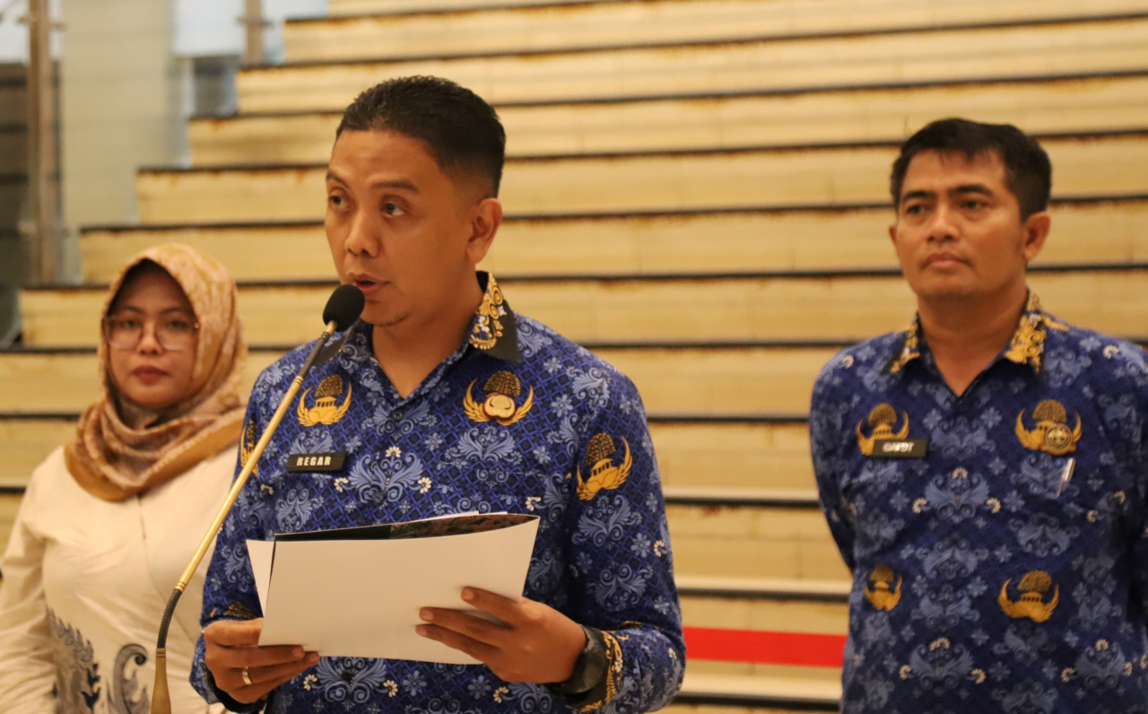 Plt. Kepala Dinas Komunikasi dan Informatika Kabupaten Jember Regar Jeane menggelar konferensi pers di Kantor Pemda Jember. foto: diskominfo for ayojatim.