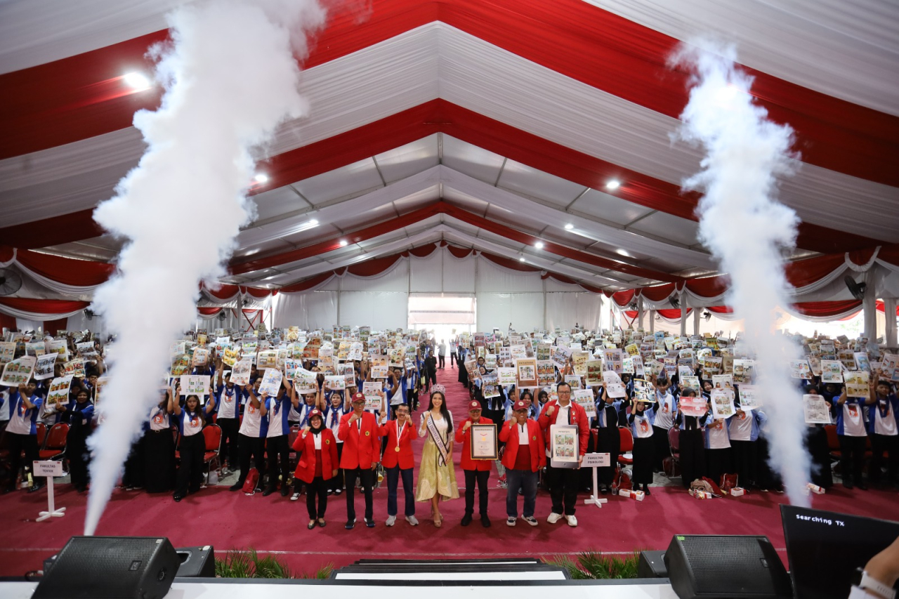 Sesi foto bersama Untag Surabaya setelah meraih Rekor MURI, Rabu (3/9/2025).  Foto: Humas Untag Surabaya