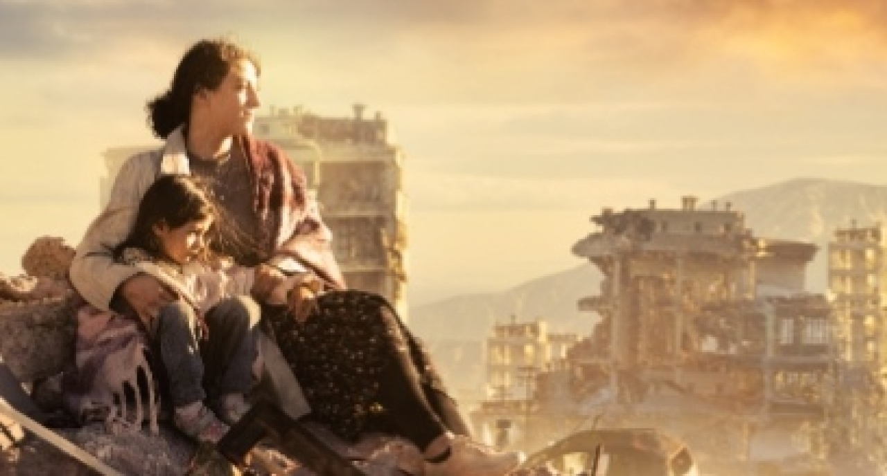 Seorang wanita dan putrinya duduk di atas puing kota yang hancur akibat perang. Foto: Ilustrasi