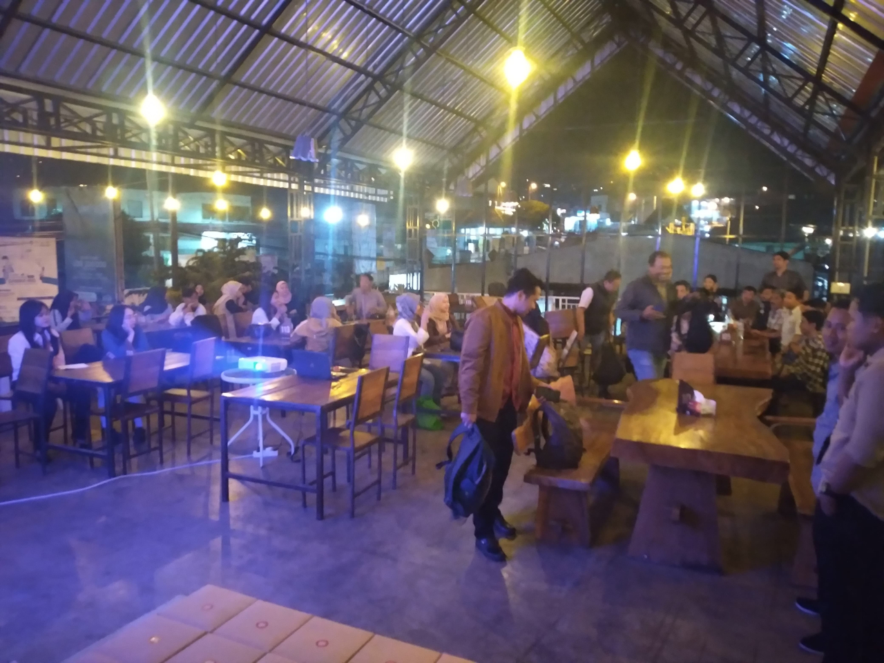 Suasana di kafe SSS Pacet Mojokerto