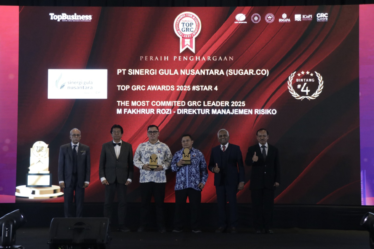 Direktur Manajemen Risiko PT Sinergi Gula Nusantara (SGN), M. Fakhrur Rozi, berhasil meraih penghargaan kategori “The Most Committed GRC Leader 2025". Foto: Humas SGN