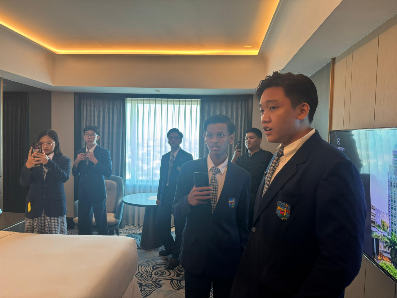 Siswa Siswi dari SMK Katolik Mater Amabilis Surabaya antusias mengikuti aktivitas Room Showing di Sheraton Hotel Surabaya